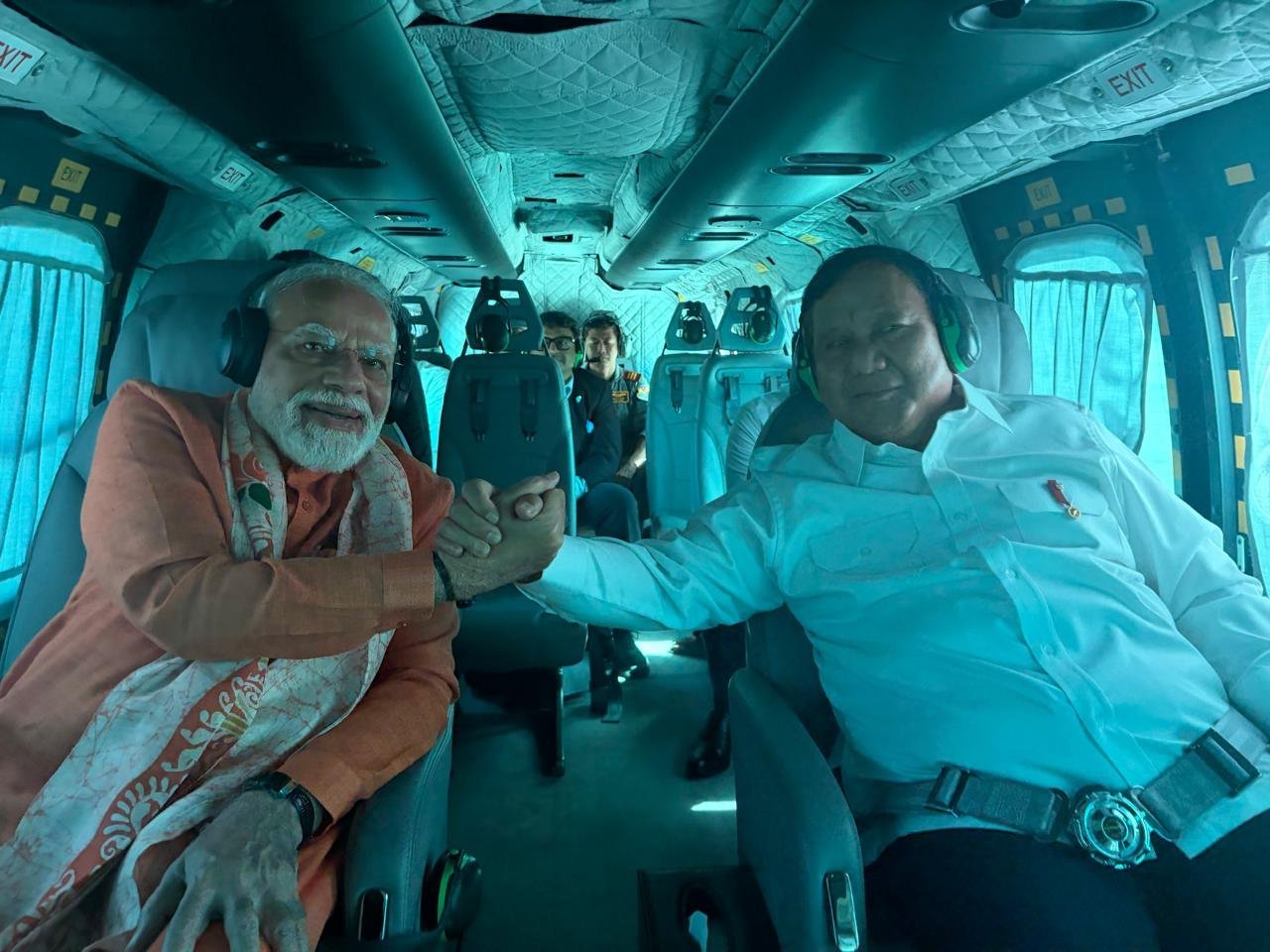 पीएम ने X पर यह फोटो शेयर की, जिसमें वे प्लेन के अंदर राष्ट्रपति सुबियांतो के साथ दिखे।