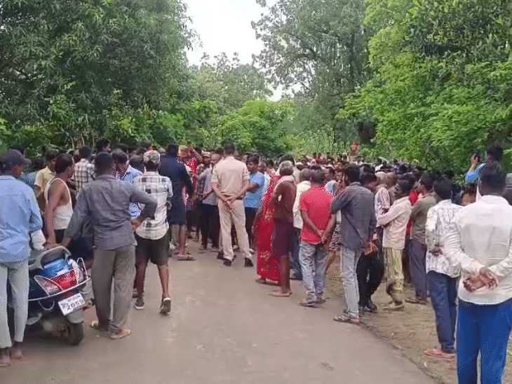 घटना के बाद ग्रामीणों ने मुआवजे की मांग को लेकर प्रदर्शन किया