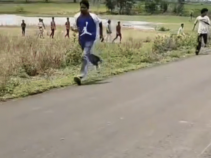 फिर सभी उसे लेकर भाग गये.