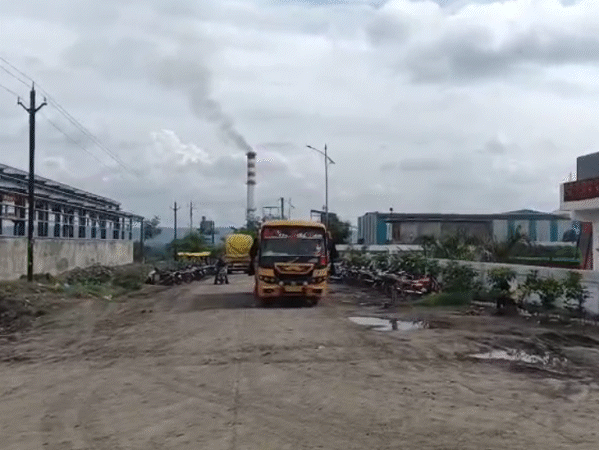 छिंदवाड़ा में एवीजे इथेनॉल प्लांट। तीन ट्रक चावल यहां नहीं पहुंचा।
