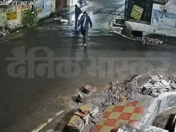 वीडियो में रेनकोट पहने दिख रहे संदिग्ध युवक.