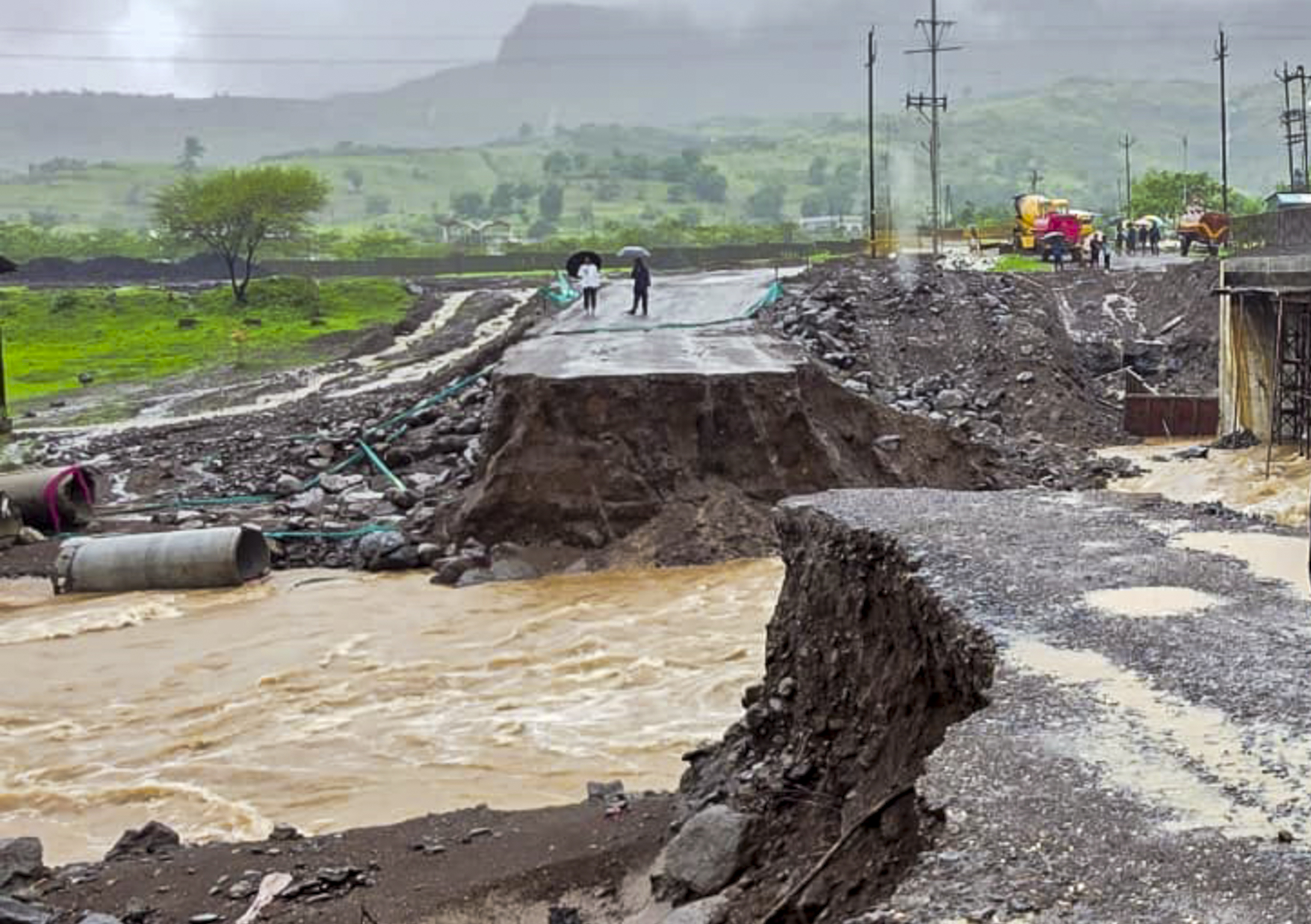 नासिक में त्र्यंबकेश्वर का परिक्रमा मार्ग बह गया। श्रद्धालुओं की एंट्री दो दिन के लिए रोक दी गई है।