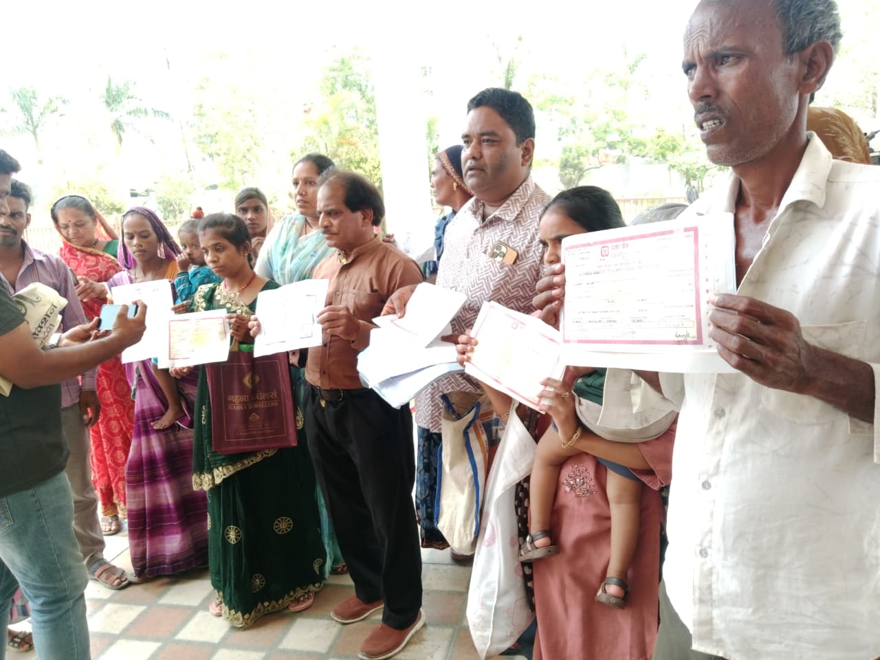 शुक्रवार को बड़ी संख्या में लोग हाथों में एफडी लेकर कलेक्टर ऑफिस शिकायत करने पहुंचे थे।