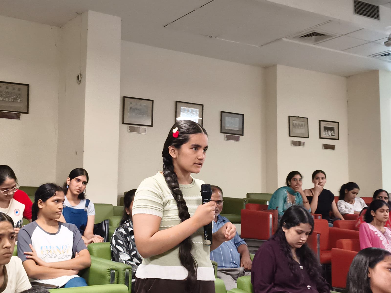दिल्ली विश्वविद्यालय में एडमिशन के दौरान जानकारी लेती छात्रा।