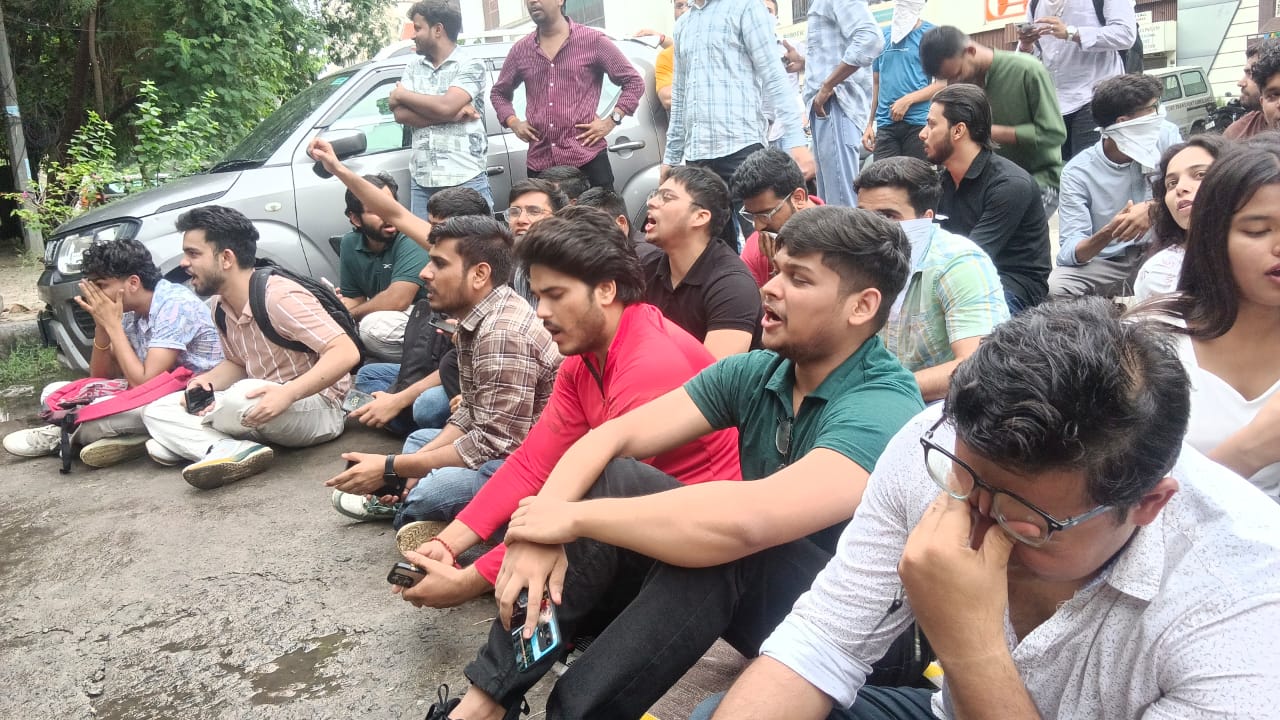 नारेबाजी करते अभ्यर्थी।