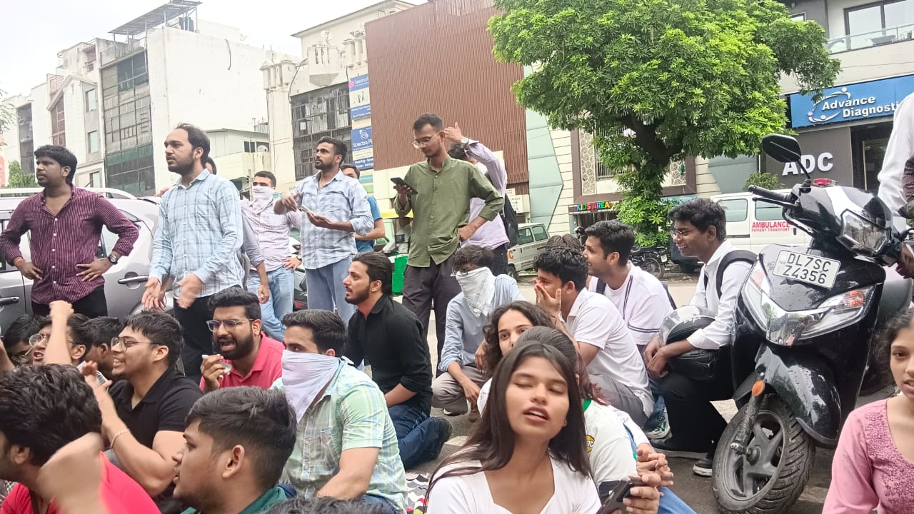 धरने पर बैठे अभ्यर्थी।