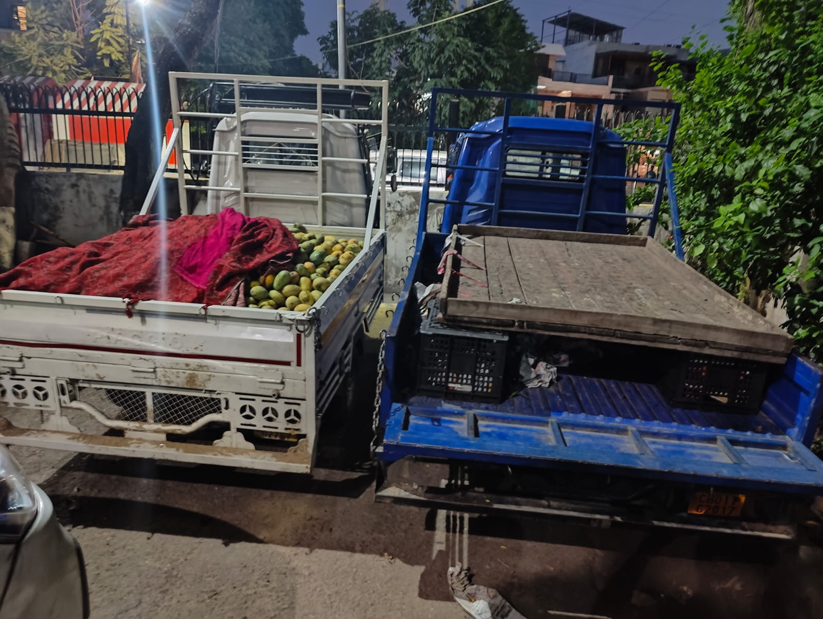 पुलिस के द्वारा पकड़ा गया थ्रीव्हीलर।