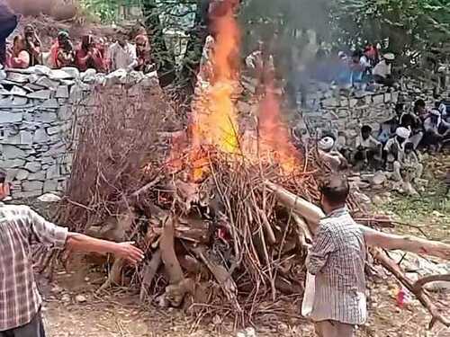 पिता के साथ 3 बेटों की चिता जली, तो सभी की आंखें नम हो गई।