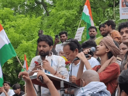 दीपक (लेफ्ट साइड) 6 जून को दिल्ली में कॉकरोच जनता पार्टी के मंच पर भी नजर आए थे, इसके बाद 20 जून को उन्होंने दोबारा प्रदर्शन में हिस्सा लिया।