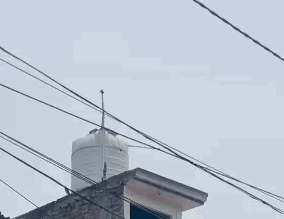 पानी की टंकी ईट लगने से टूटी