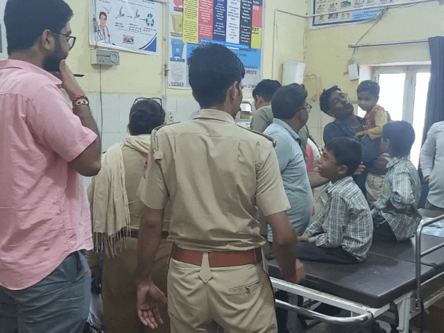 अपस्ताल में बच्चों का उपचार करते, हादसे की वजह से बच्चे अस्पताल में रोते नजर आए