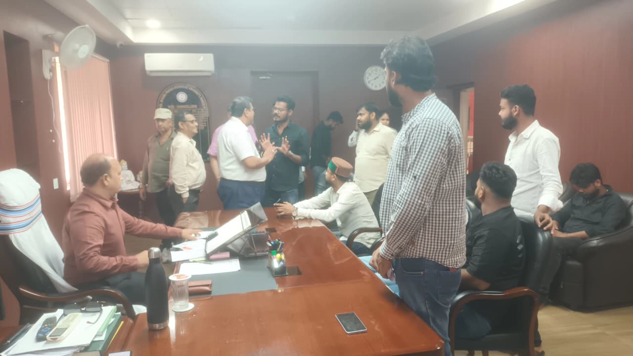 सीट कटौती पर यूनिवर्सिटी में विरोध जताते छात्र।
