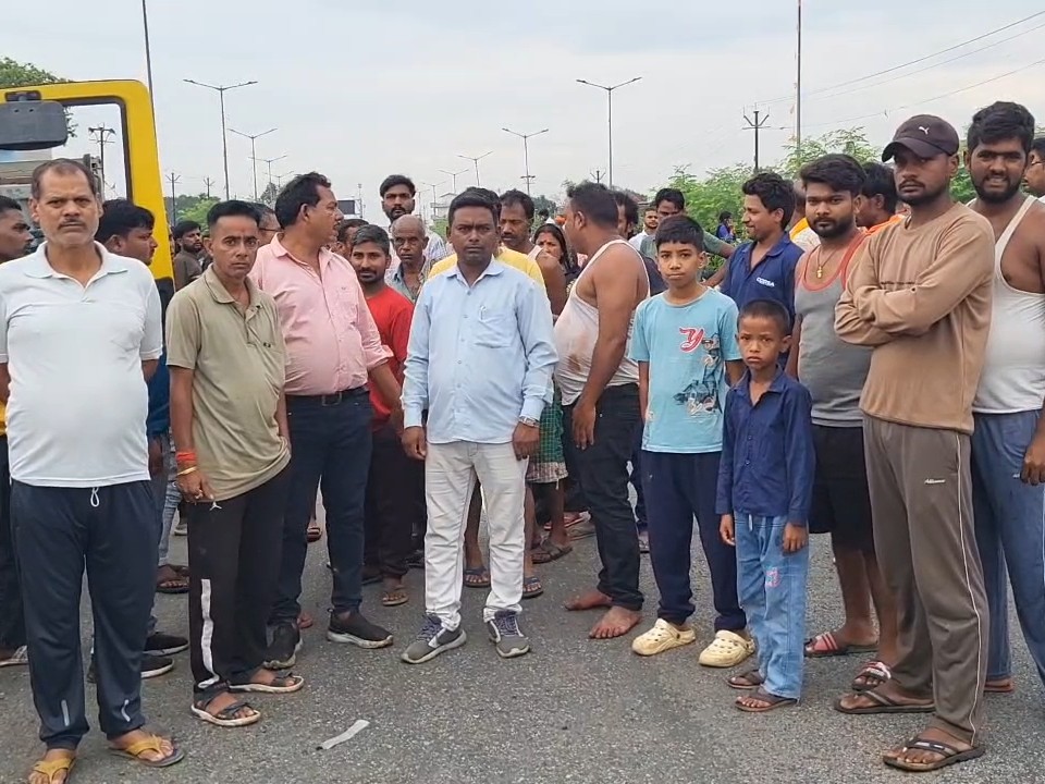 प्रशासन के आश्वासन के बाद ग्रामीणों ने जाम समाप्त कर दिया।