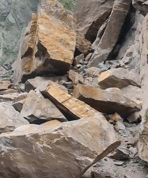 उत्तराखंड के पिथौरागढ़ में चट्टानें गिरीं.