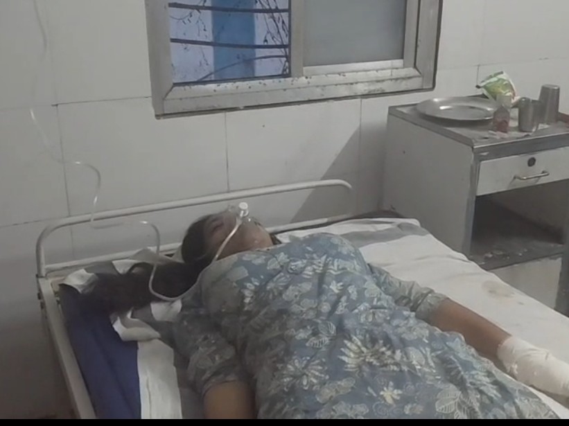 हादसे में घायल एक महिला का इलाज चल रहा है.