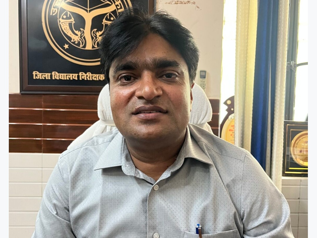 जिला विद्यालय निरीक्षक हरिकेश यादव ने बताया छात्रों की सुरक्षा को ध्यान में रखते हुए यह निर्णय लिया गया है। - Dainik Bhaskar