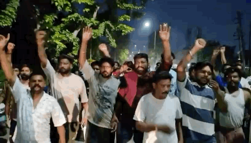देर रात थाना सात के बाहर प्रदर्शन करते हुए मोहल्ला निवासी।
