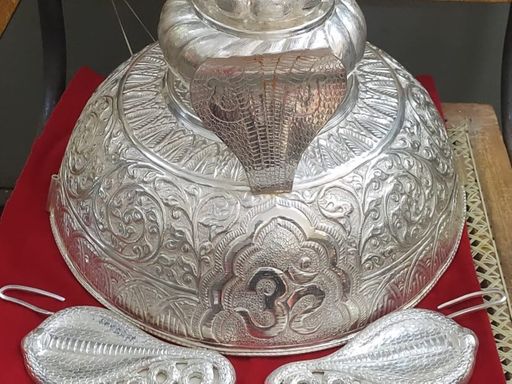 दो साल पहले महाकाल मंदिर में चढ़ाया गया तीन किलो वजनी चांदी का मुकुट।