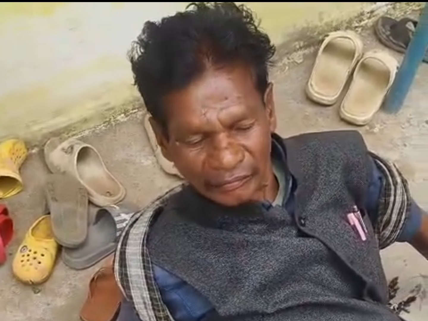 ग्रामीणों ने कहा, वीडियो कलेक्टर को भेजूंगा तो गाली-गलौज करते हुए हेडमास्टर ने धमकी दी।