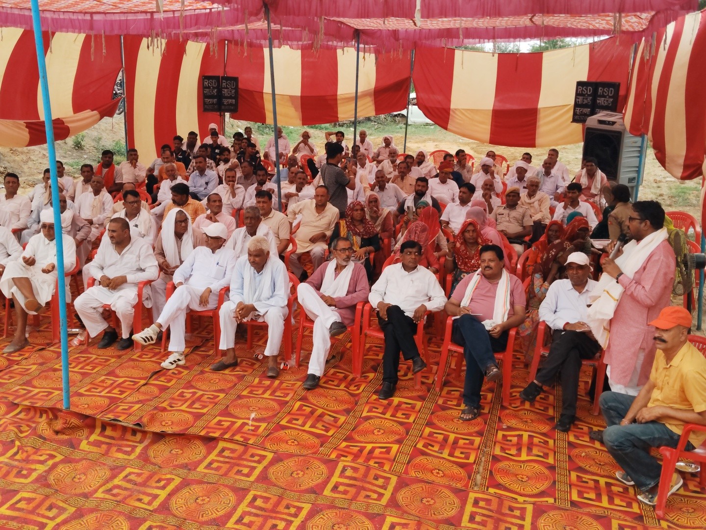 कार्यक्रम में मौजूद लोग।