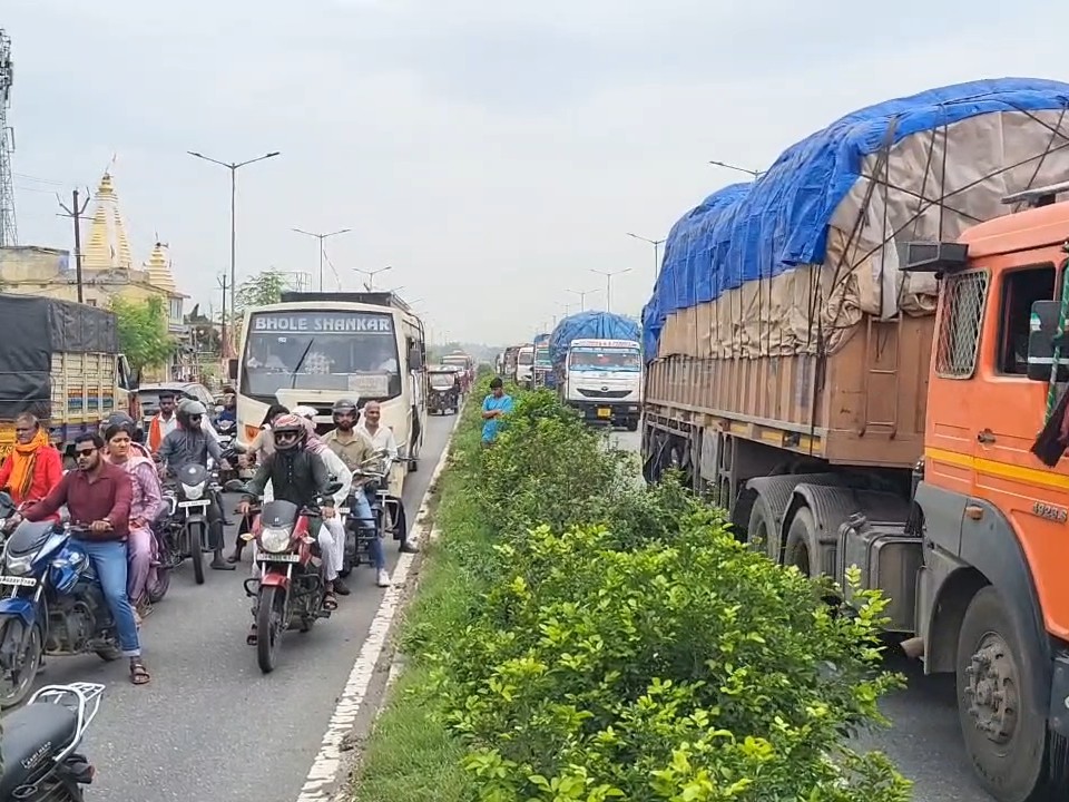 जाम के कारण दोनों ओर वाहनों की लंबी कतारें लग गईं।