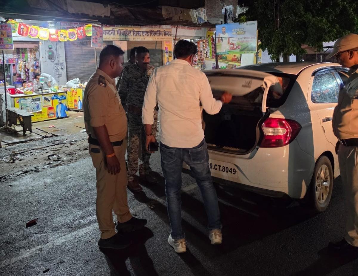 पुलिसकर्मी वाहन चालकों को रोककर उनके वाहनों की जांच कर रहे हैं।