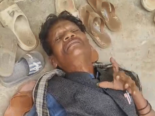 प्राइमरी स्कूल का हेडमास्टर शराब के नशे में स्कूल पहुंच गया।