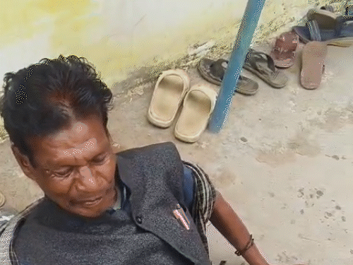 हेडमास्टर स्कूल के बाहर जूते-चप्पल रखे हुए थे, वहीं वो जमीन पर लेट गया।