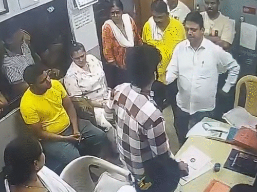 नगरसेवक रमेश म्हात्रे ने पहले अस्पताल में मौजूद कर्मचारियों से बहस की, फिर उनका गला पकड़ लिया और उनकी पिटाई शुरू कर दी।