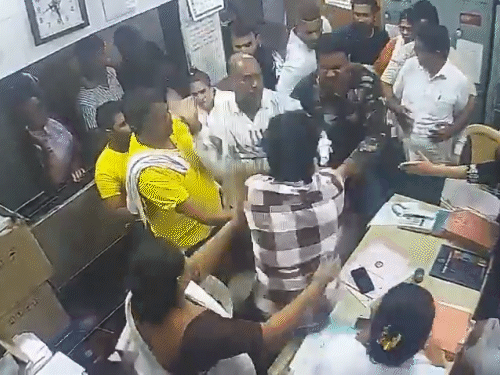 जब एक महिला डॉक्टर ने किसी को फोन करने की कोशिश की तो पार्षद ने उसे थप्पड़ मार दिया और उसका फोन छीन लिया.