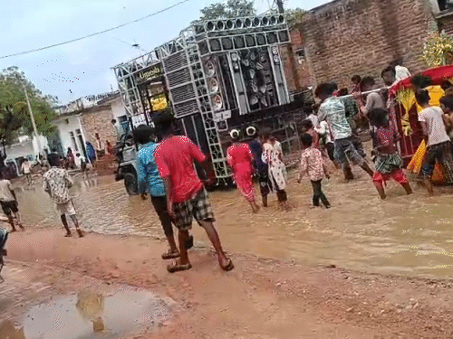 यह तस्वीर टीकमगढ़ जिले के जतारा जनपद की है। यहां बैरवार गांव में एक आदिवासी बेटी की विदाई खराब सड़क और जलजमाव के बीच घुटनों तक पानी से होकर करनी पड़ी.