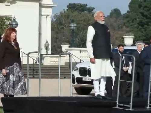 मुलाकात से पहले गवर्नमेंट हाउस में मोदी को गार्ड ऑफ ऑनर दिया गया। गवर्नमेंट हाउस, विक्टोरिया के गवर्नर का आधिकारिक आवास है।