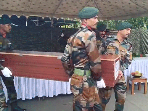 मणिपुर के राज्यपाल अजय कुमार भल्ला ने दोनों शहीदों को श्रद्धांजलि दी। - Dainik Bhaskar