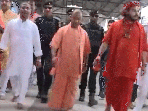 सीएम योगी ने गुरुवार सुबह 7.10 बजे से भगवान कामतानाथ (कामदगिरि) की परिक्रमा शुरू की।