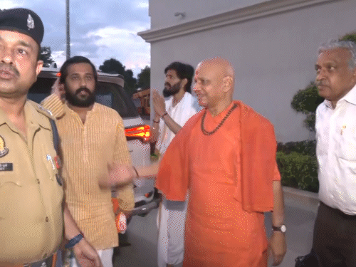 6 जुलाई को ट्रस्ट की बैठक के बाद कोषाध्यक्ष गोविंद देव गिरी सवालों के जवाब देते हुए मुस्कुराते नजर आए.