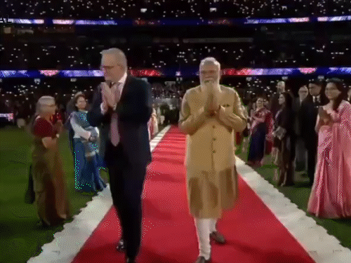 ऑस्ट्रेलियन पीएम अल्बनीज के साथ मोदी की यह तस्वीर मेलबर्न के MCG स्टेडियम की है। उनका स्वागत करने के लिए करीब 30 हजार भारतीय समुदाय के लोगों की भीड़ जमा थी। - Dainik Bhaskar