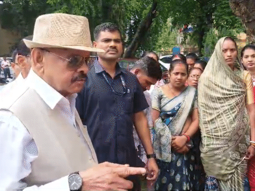 बैकुंठपुर विधायक भैयालाल राजवाड़े ने परिजनों से की मुलाकात।