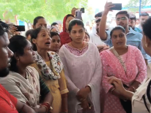 परिजन और पुलिस परिवार ने थाने के बाहर किया प्रदर्शन।