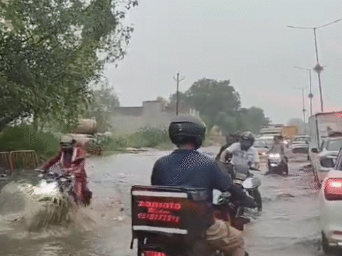 बागपत में दिल्ली-सहारनपुर हाईवे पर 2 फीट तक पानी भर गया। कई बाइकें जलभराव में फंसकर बंद हो गईं।