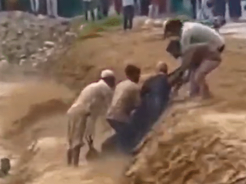 सहारनपुर की सहंश्रा नदी में अचानक तेज उफान आ गया। महिला समेत 3 लोग बाइक सहित बहने लगे। ग्रामीणों ने उन्हें बाहर निकाला।