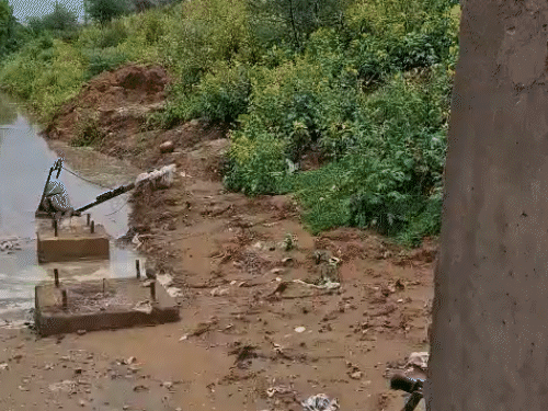 स्थानीय लोगों का कहना है कि रेलवे पुलिया की कम ऊंचाई के कारण बरसाती पानी की निकासी नहीं हो पाती और हर बारिश में यही स्थिति बन जाती है।