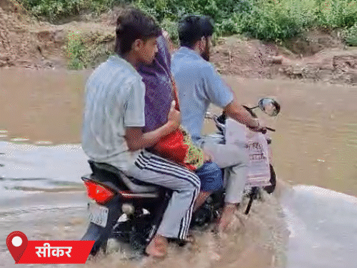 सीकर में पिछले दिनों हुई भारी बारिश के कारण कई गांवों के रास्तों में पानी भर गया है।