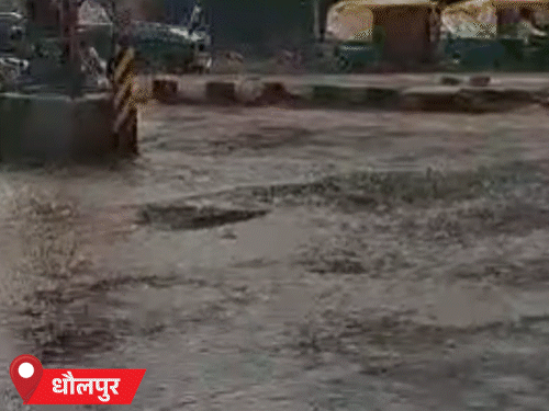 धौलपुर में गुरुवार को हुई तेज बारिश के बाद सड़कों पर पानी भर गया, जिससे लोगों को भारी परेशानी का सामना करना पड़ा।