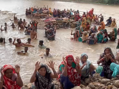 इस 'चिता आंदोलन' (अंतिम संस्कार आंदोलन) में प्रदर्शनकारी पानी में खड़े होकर न्याय की मांग कर रहे हैं।