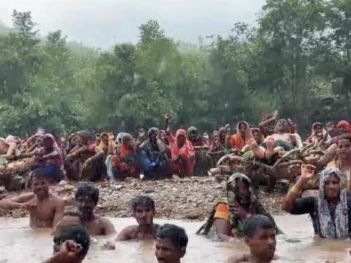 गले तक पानी होने और बारिश के बाद भी लोग डटे हुए हैं.