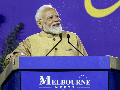 पीएम मोदी ऑस्ट्रेलिया के दौरे पर हैं। गुरुवार को उन्होंने ऑस्ट्रेलियन पीएम अल्बनीज के साथ यूरेनियम समेत कई क्षेत्रों में करार किए। मेलबर्न में 30 हजार भारतवंशियों को भी संबोधित किया। - Dainik Bhaskar