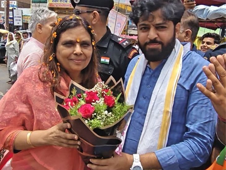 भाजपा की नई प्रदेशाध्यक्ष अर्चना गुप्ता का स्वागत करते मासूम के भाई विकास शर्मा का फाइल फोटो।