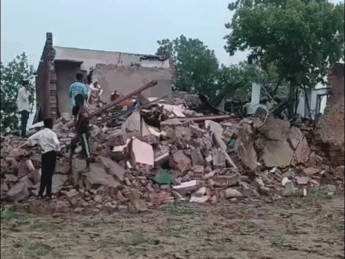 राजस्थान के धौलपुर में बारिश के कारण एक मकान ढह गया.