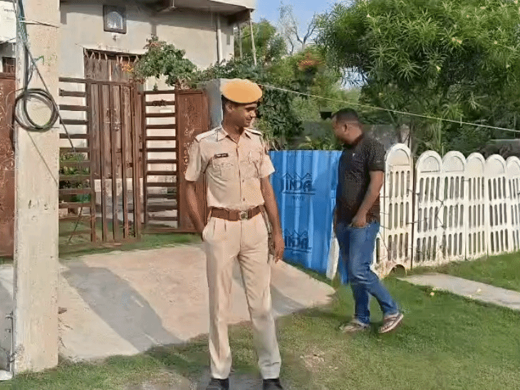 जिस घर में बुजुर्ग महिला का मर्डर हुआ है, उस घर को पुलिस ने सील कर दिया है।