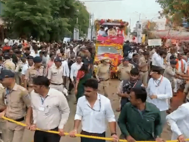 मुख्यमंत्री ने कालापीपल में रोड शो किया. इसके बाद वह मंच पर पहुंचे.